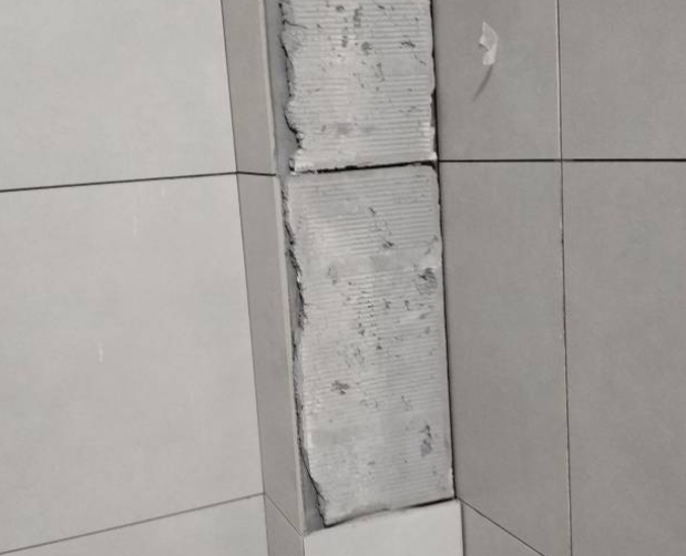 平罗瓷砖空鼓维修公司分享下瓷砖施工前基层浇水润湿程度不足，可能导致以下问题